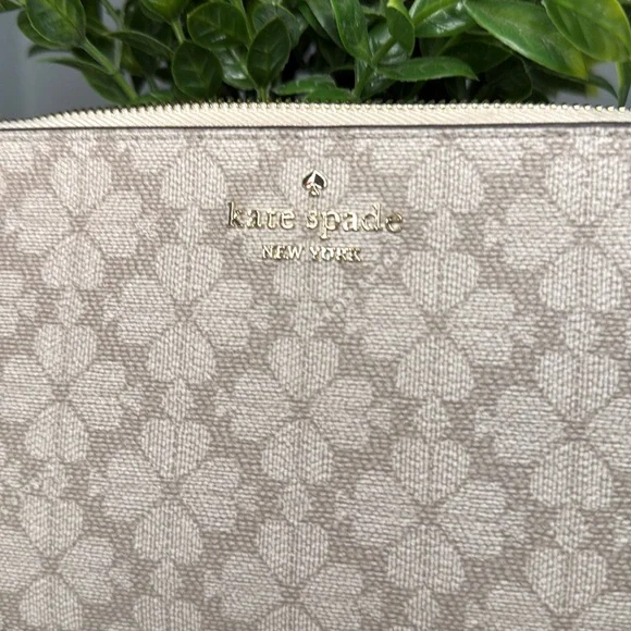 NWT Kate Spade Medium Beige Wristlet - Picture 5 of 6